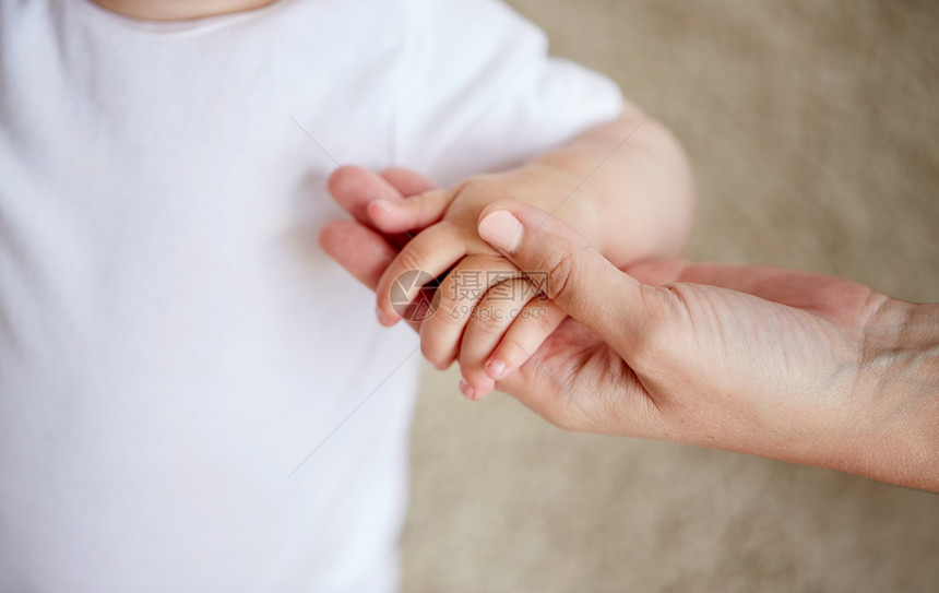 家庭,慈善人的亲密的小婴儿母亲的手图片