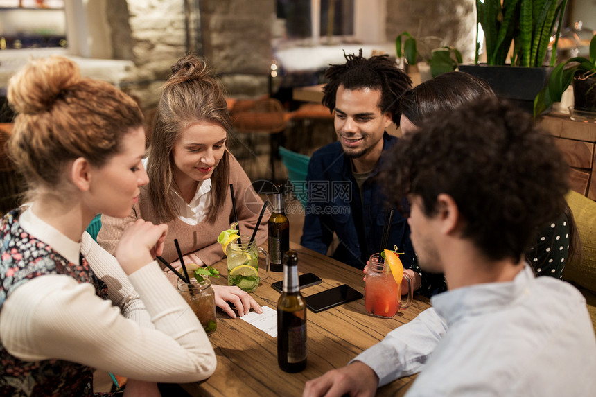 休闲,人假日的快乐的朋友与饮料帐单酒吧咖啡馆图片