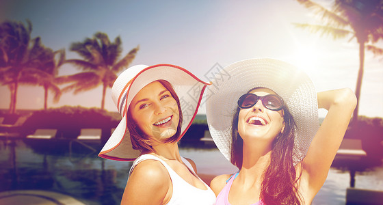 暑假,假期,旅行人们的微笑的轻妇女戴着帽子休闲服海滩上图片