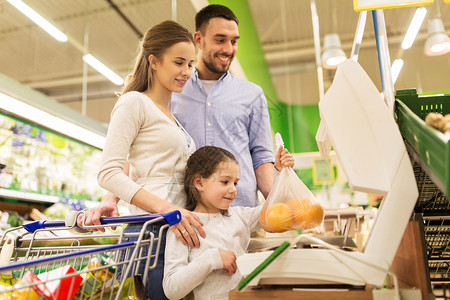 购物,销售,消费主义人们的幸福的家庭与孩子杂货店称重橘子图片