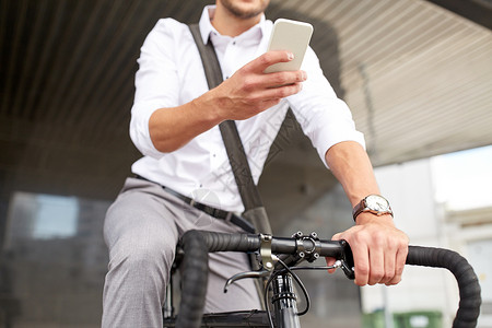 商业,人,通信,技术生活方式男人短信智能手机与固定齿轮自行车城市街道图片