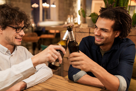 人,男人,休闲,友谊庆祝快乐的男朋友酒吧酒吧喝啤酒叮当的瓶子图片