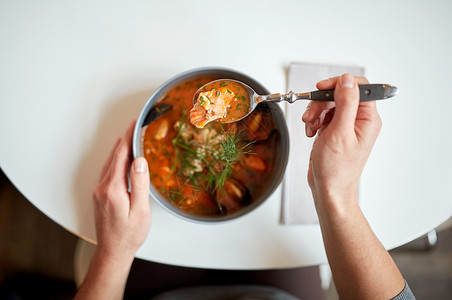 食物,新北欧美食人们的女人吃海鲜汤与鱼蓝色贻贝咖啡馆餐馆图片