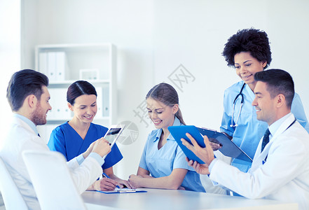 医院,专业,人医学群快乐的医生与平板电脑电脑医疗办公室开会图片