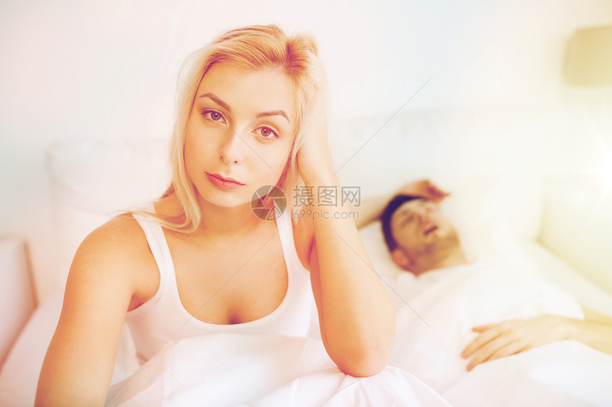 人,健康,睡眠障碍的夫妇床上家,男人打鼾轻的女人失眠图片
