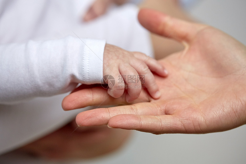 家庭,母亲,养育,人儿童保育的密切母亲新生儿的手图片