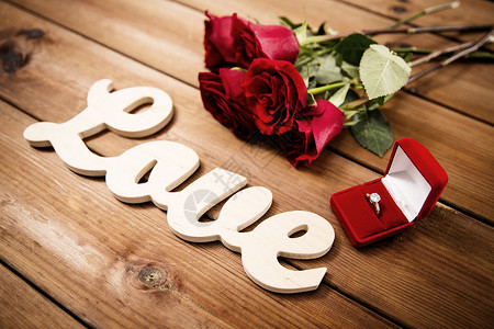 珠宝带字素材求婚,浪漫,情人节假日礼品盒与钻石订婚戒指,红玫瑰字爱的木材复古效果背景
