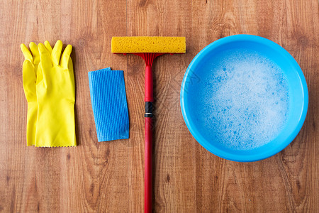 清洁用品,家务,家务家庭盆与橡胶手套棉签木制背景图片