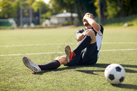 运动,足球训练,运动伤害人受伤的足球运动员带球球场上图片