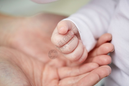 家庭,母亲,养育,人儿童保育的密切母亲新生儿的手背景图片
