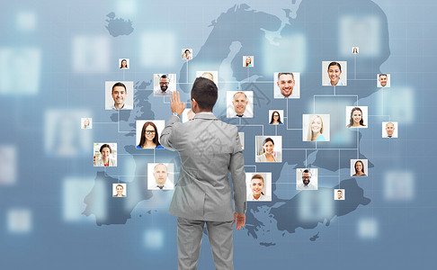 欧洲男人商业,人,沟通,合作技术商人触摸虚拟屏幕与联系人图标欧洲蓝色背景商人用虚拟屏幕与联系人设计图片