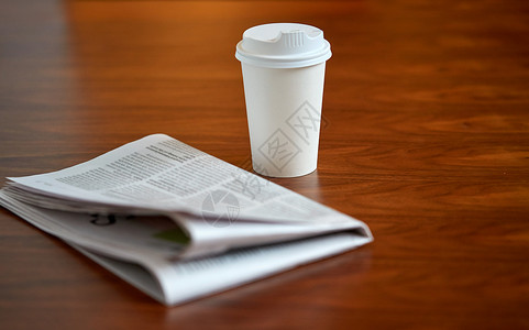休息,大众媒体新闻咖啡饮料纸杯报纸桌子上图片