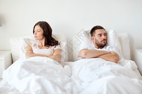 人,关系困难家庭观念幸的夫妇家里的床上发生冲突背景图片