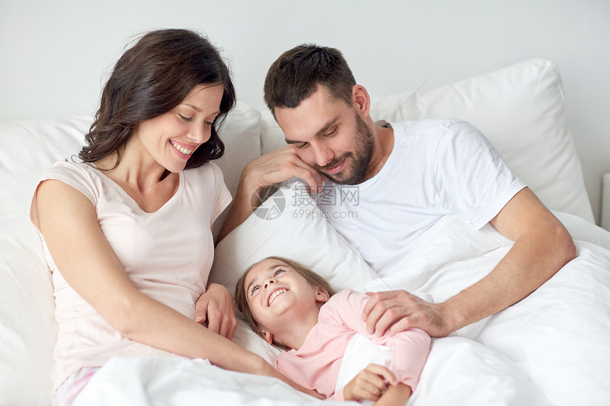 人,家庭早晨的快乐的孩子父母家里睡觉图片