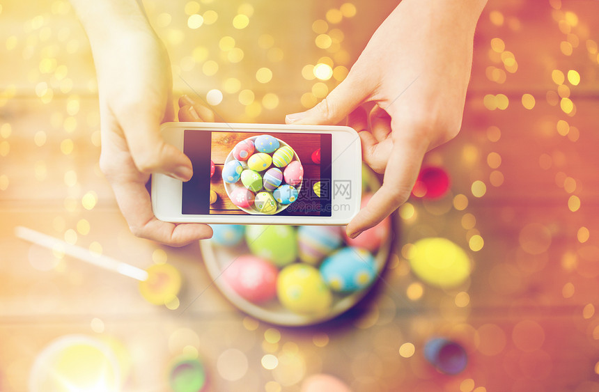 复活节,假日,传统,技术人的用智能手机近距离拍摄彩色复活节彩蛋用复活节彩蛋智能手机合上手图片