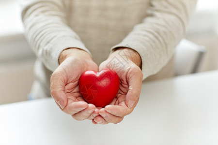 情人节,爱,慈善,捐赠人的亲密的老人与红心手把手里着红心的老人关来图片