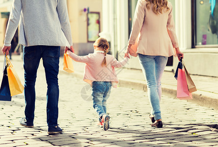 销售,消费主义人的幸福的家庭与孩子购物袋城市密切家庭与儿童购物城市图片