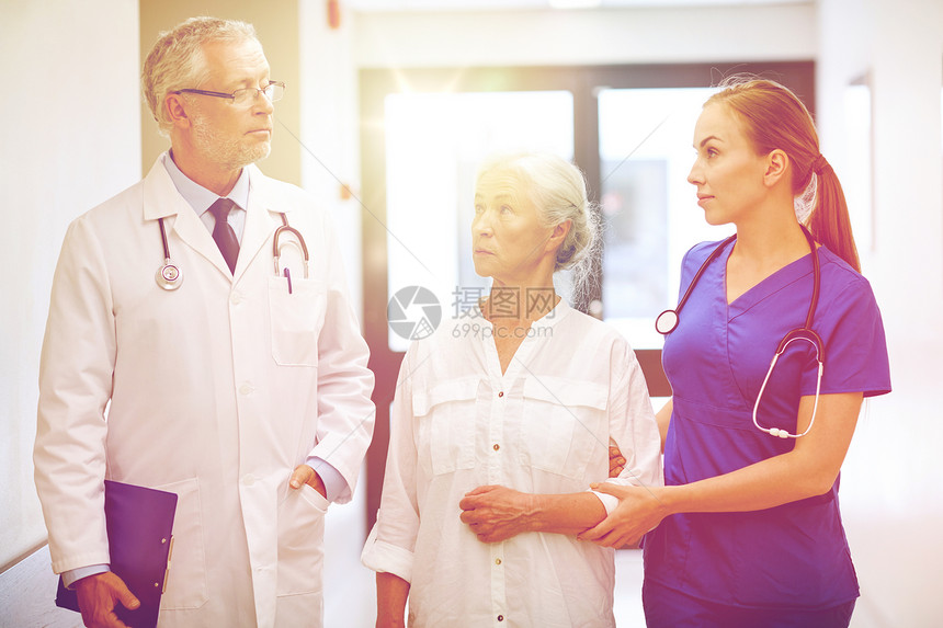 医学,龄,保健人的男医生与剪贴板,轻护士老妇女病人医院走廊交谈医生住院的老病人图片