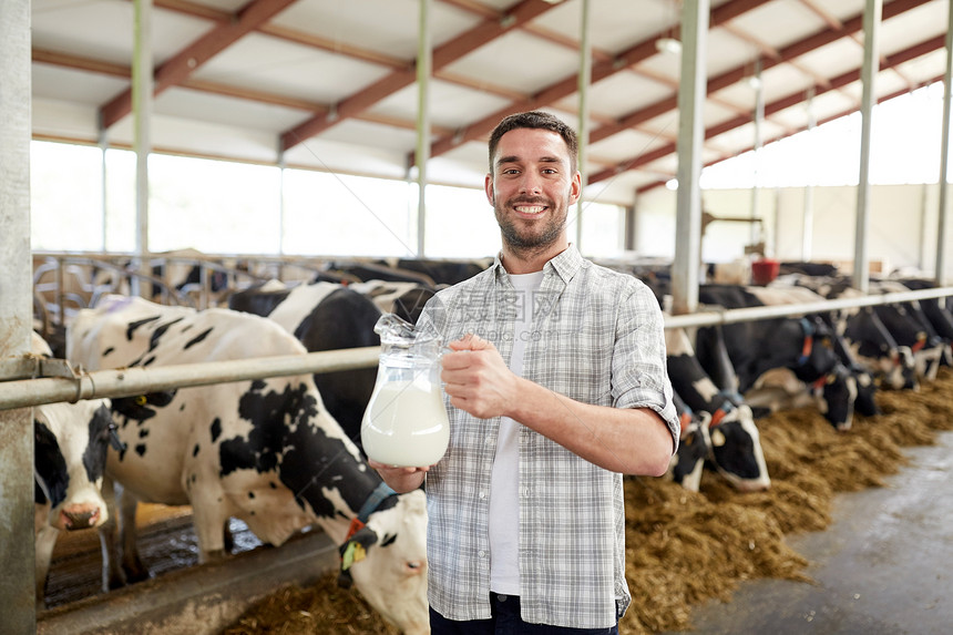 农业农业人畜牧业的快乐的微笑轻人农民,奶牛场的牛棚里放牛奶奶牛场上牛奶的人农民图片
