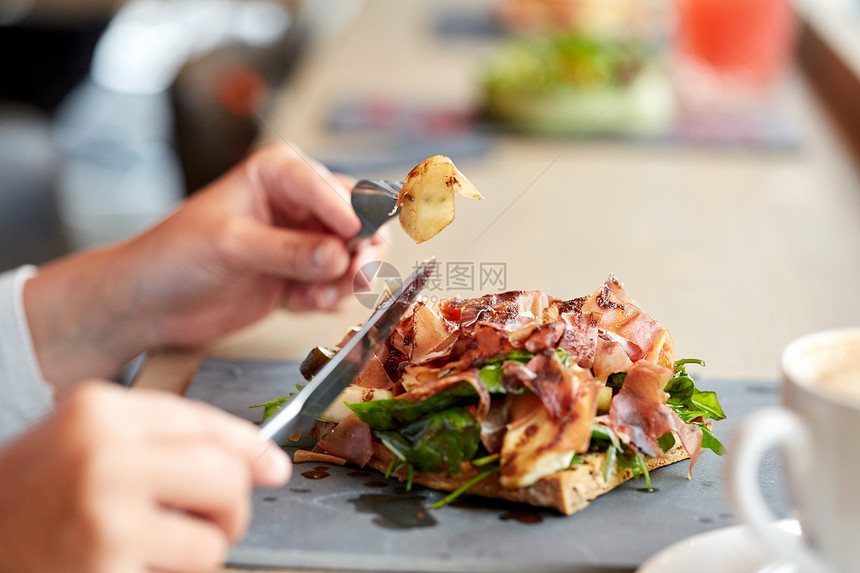 食物,晚餐人们的女人餐厅的石板上吃火腿沙拉女人餐馆吃火腿沙拉图片
