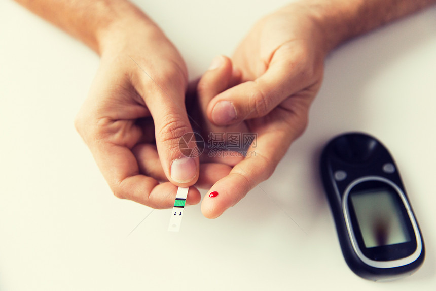 医学,糖尿病,血糖,保健人们的密切的人检查血糖水平的血糖仪家里用血糖仪检查血糖图片