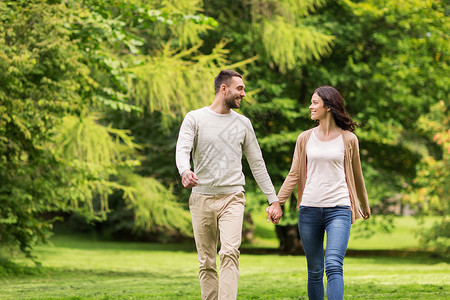 爱,关系,家庭人的快乐的夫妇夏季公园散步快乐的夫妇夏天的公园散步图片