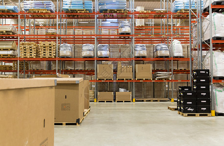 物流,储存,装运,工业制造货物箱储存仓库货架上存放仓库货架上的货箱背景图片
