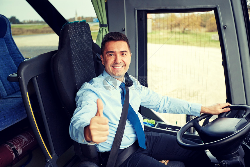 交通,旅游,公路旅行人们的快乐的司机驾驶城际巴士下雪竖大拇指快乐的司机驾驶公共汽车下雪的大拇指图片