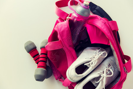 运动,健身,健康的生活方式物品的女体育用品背包哑铃背包里特写女体育用品图片