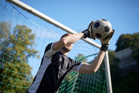 运动人足球运动员守门员球场上的足球球门上接球守门员球场上的足球进球图片