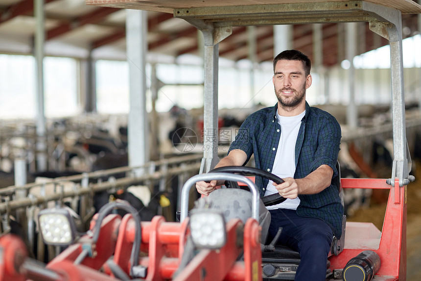 农业,农业人的快乐的轻人农民农场驾驶拖拉机农场的男子农民驾驶拖拉机图片