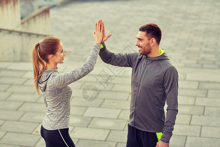 健身,运动,手势,人成功的快乐的夫妇给予高五户外快乐的夫妇户外玩五次图片