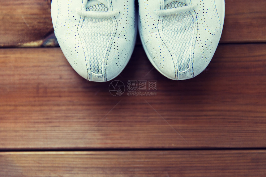 运动,健身,鞋,鞋类物体的运动鞋木地板上把运动鞋关木地板上图片