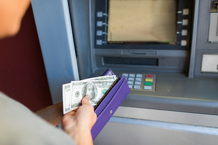 金融,货币,银行人的密切与钱包提取现金自动取款机ATM机上关门取款图片