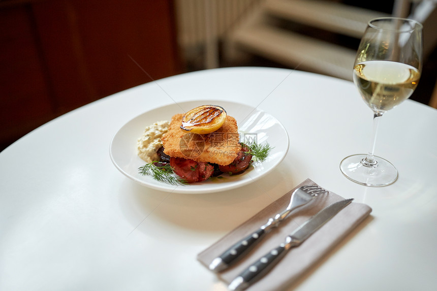 食物,新北欧美食,晚餐,烹饪烹饪包鱼片与酒石酱烤箱烤甜菜根番茄沙拉餐厅餐厅桌子上的鱼沙拉酒杯图片