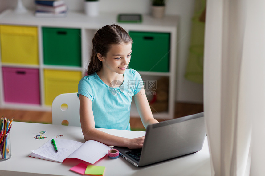 人,孩子,教育学的快乐的女孩家里用笔记本电脑打字快乐的女孩家用笔记本电脑打字图片