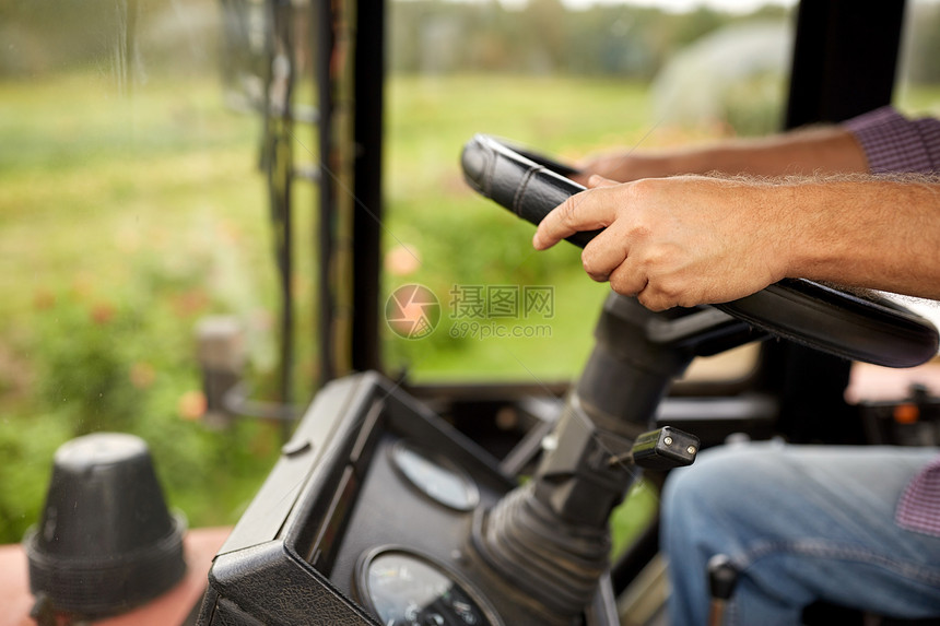 农业,农业人的高级男子驾驶拖拉机农场农场驾驶拖拉机的高级男子图片