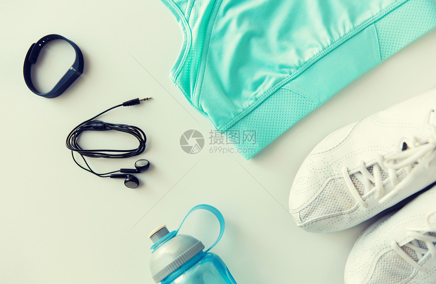 运动,健身,健康的生活方式物品女运动服装,心率手表,耳机瓶子运动服,手镯,耳机瓶子图片
