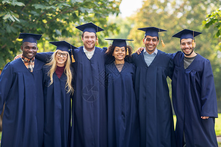 教育,毕业人的群快乐的国际学生砂浆板学士学位礼服户外快乐的学生灰泥板上的单身汉长袍高清图片素材