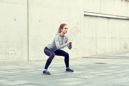 健身,运动,锻炼健康的生活方式女人户外蹲下女人户外蹲下锻炼图片