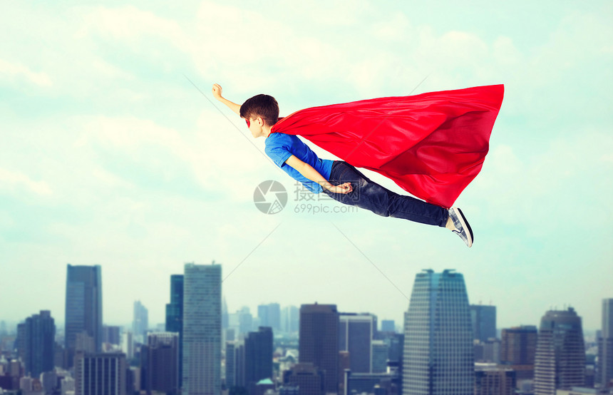 想象,自由,童,运动人的男孩穿着红色超级英雄斗篷具城市背景上空飞行穿着红色超级英雄斗篷具的男孩空中飞翔图片