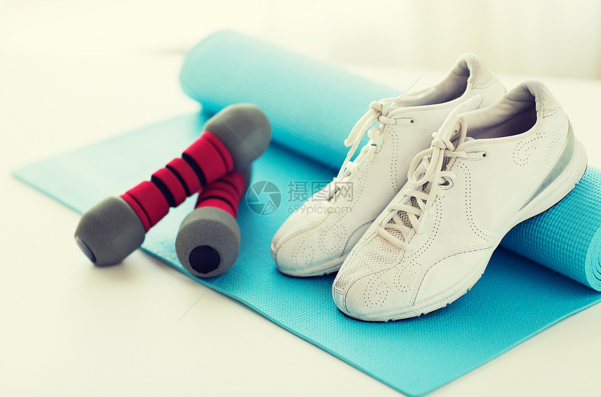 运动,健身,健康的生活方式物品的运动鞋,哑铃运动垫运动鞋,哑铃运动垫图片
