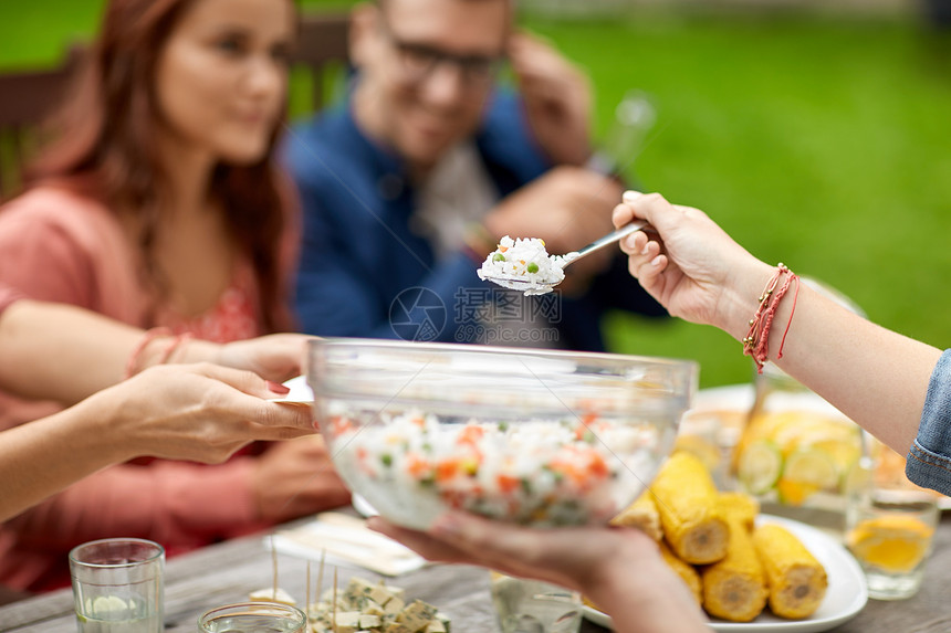 休闲,假期,饮食,人食物的快乐的朋友夏季花园聚会上吃晚饭快乐的朋友们夏天的花园聚会上吃晚饭图片