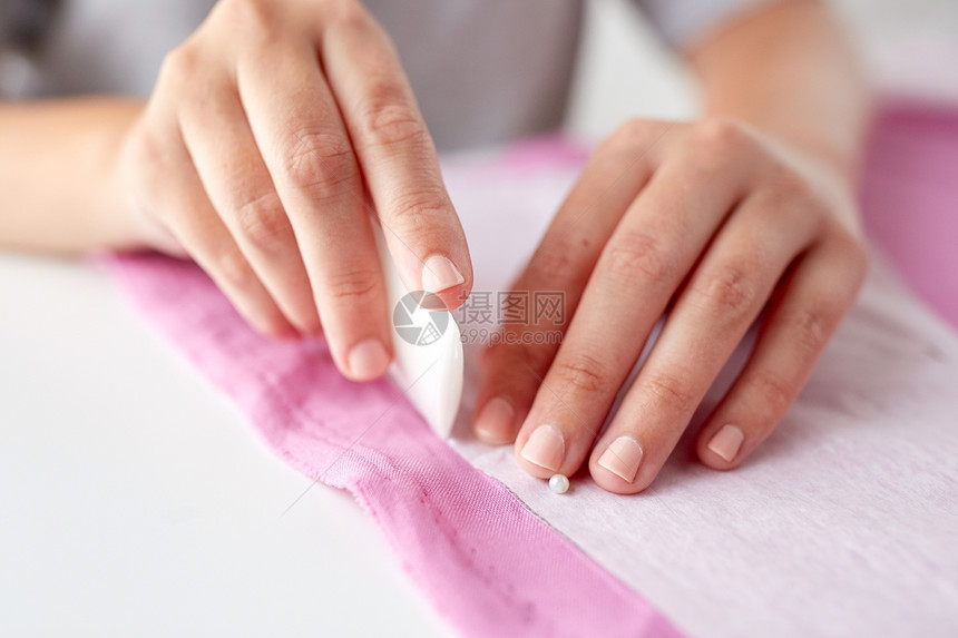 人,缝纫,针线活裁剪裁缝妇女与纸图案粉笔画物缝纫工作室女人物上画图案粉笔图片