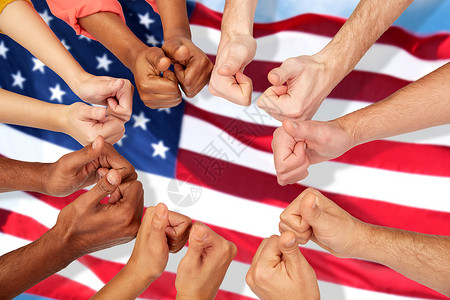 国际多样主义种族人的双手美国背景下竖大拇指国际人民的手竖大拇指图片