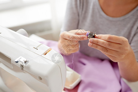 人,针线裁缝裁缝妇女与线线轴缝纫机工作室裁缝女人带缝纫机的线轴图片