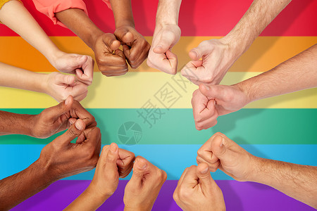 容忍国际,多样,骄傲,宽容人的双手彩虹背景上竖大拇指国际人民的手竖大拇指背景
