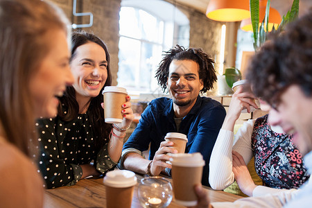 休闲,饮料,人沟通的快乐的朋友喝咖啡次纸杯餐厅咖啡馆快乐的朋友餐馆喝咖啡图片