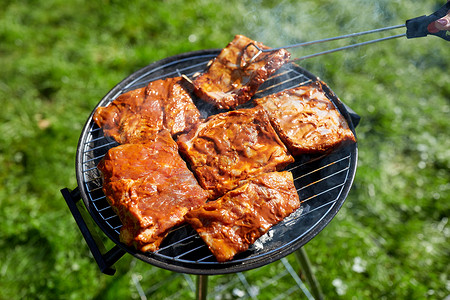 肉派食物假期肉类烹饪烧烤烧烤夏季聚会夏季派上烧烤烤架上饭背景