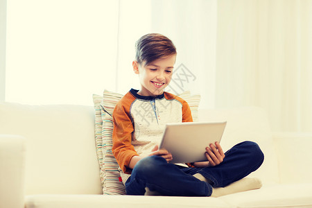 休闲,儿童,技术人的微笑男孩与平板电脑家里微笑的男孩,家里平板电脑图片